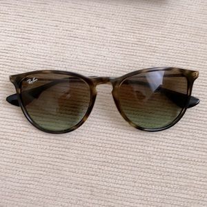Tortoise shell Ray-Bans
